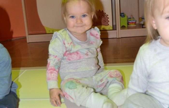 Krasnalki bawią się na macie edukacyjnej