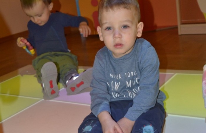 Krasnalki bawią się na macie edukacyjnej