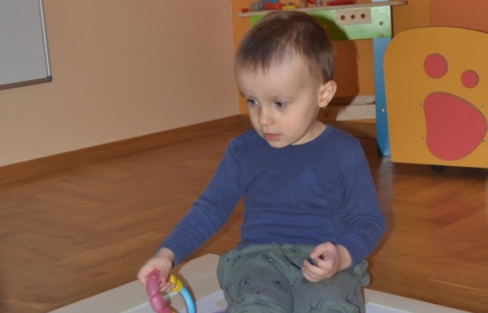 Krasnalki bawią się na macie edukacyjnej