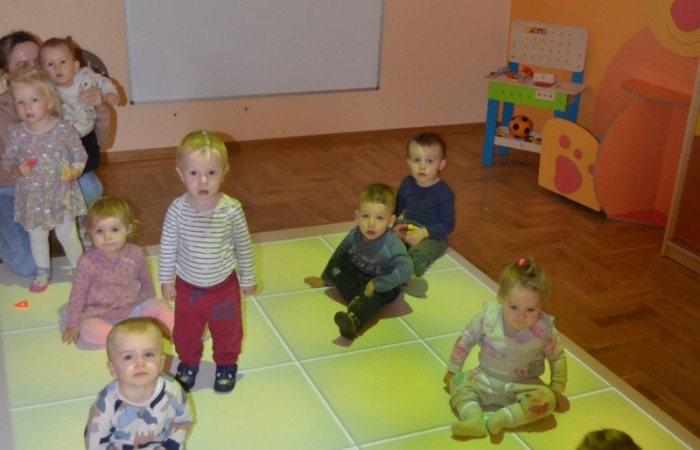 Krasnalki bawią się na macie edukacyjnej