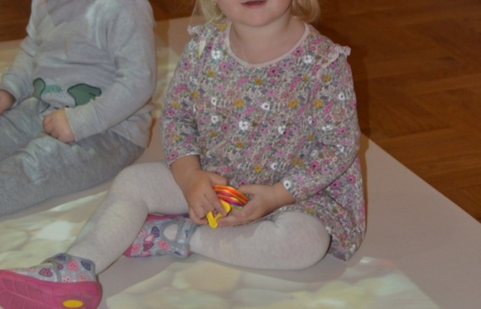 Krasnalki bawią się na macie edukacyjnej