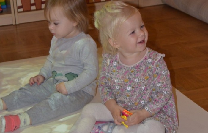 Krasnalki bawią się na macie edukacyjnej