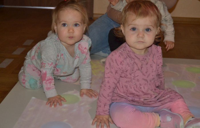 Krasnalki bawią się na macie edukacyjnej