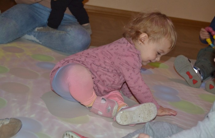 Krasnalki bawią się na macie edukacyjnej