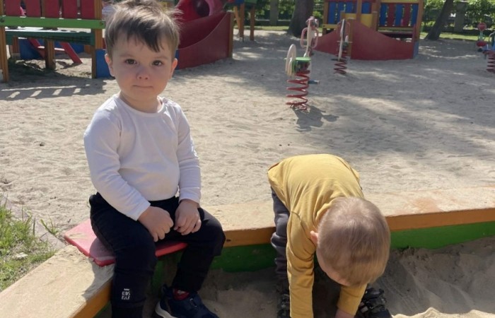 Krasnalki na placu zabaw
