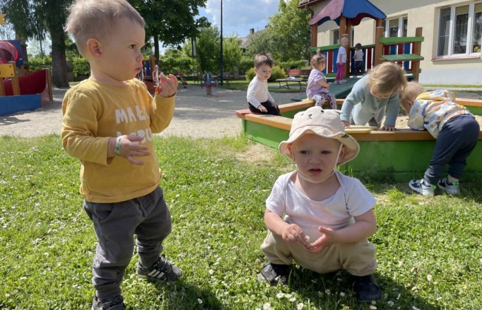 Krasnalki na placu zabaw