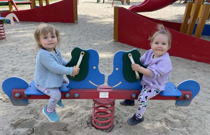 Krasnalki na placu zabaw