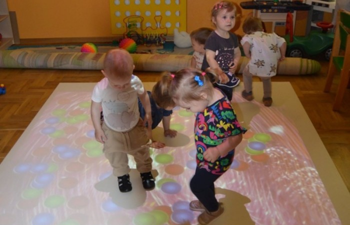 Krasnale na macie edukacyjnej