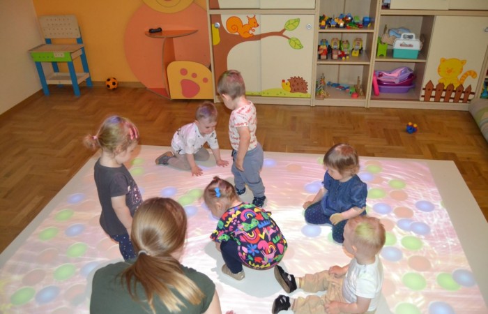 Krasnale na macie edukacyjnej