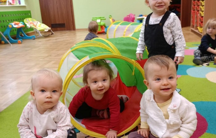 Krasnale w tunelu