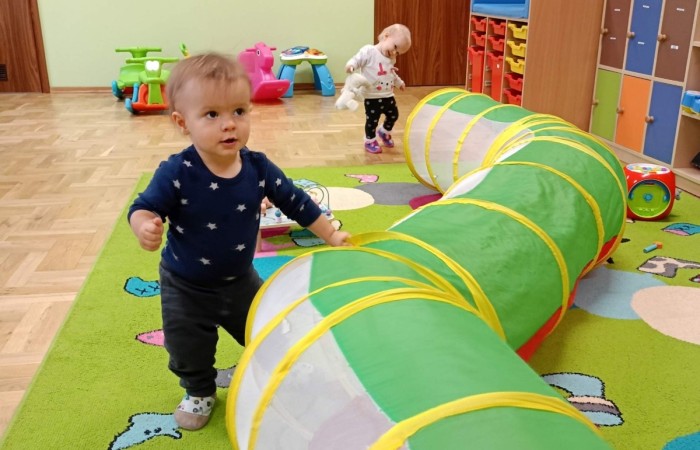 Krasnale w tunelu