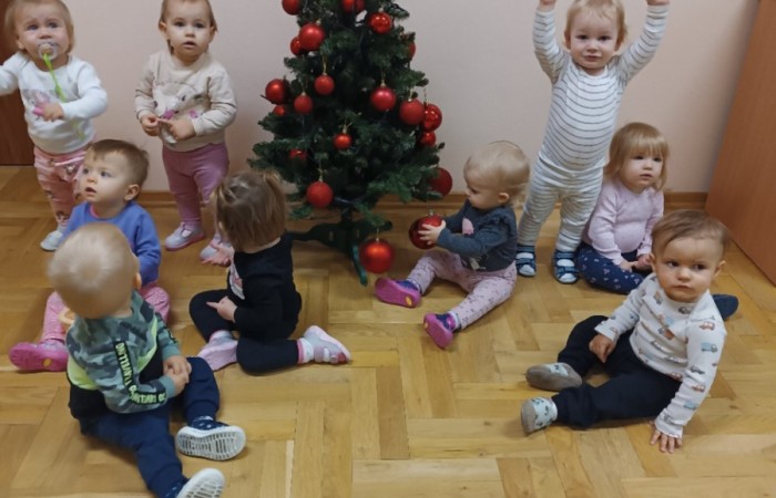 Dzieci ubierają choinkę