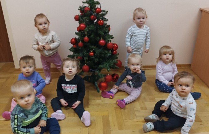 Dzieci ubierają choinkę