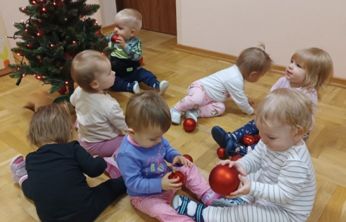 Dzieci ubierają choinkę