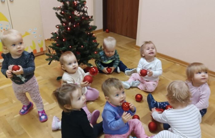 Dzieci ubierają choinkę