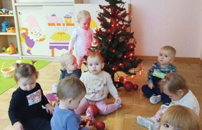 Dzieci ubierają choinkę