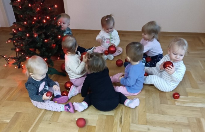 Dzieci ubierają choinkę