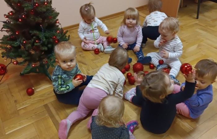 Dzieci ubierają choinkę