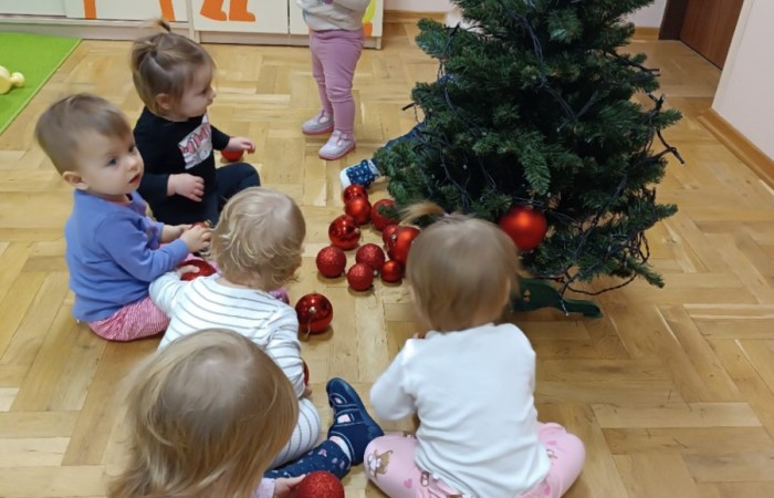 Dzieci ubierają choinkę
