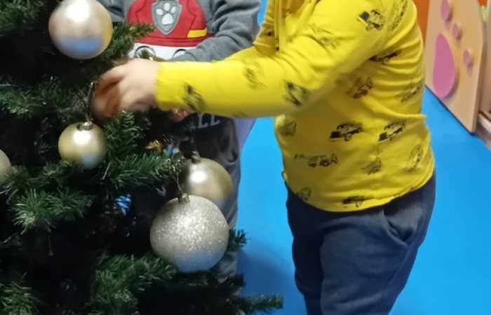 Dzieci ubierają choinkę