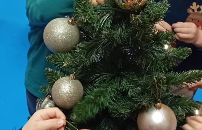 Dzieci ubierają choinkę