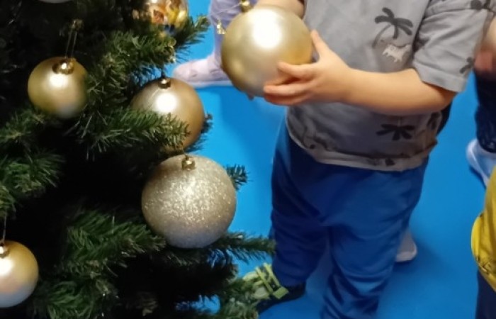Dzieci ubierają choinkę