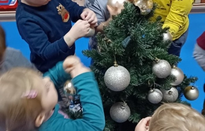 Dzieci ubierają choinkę