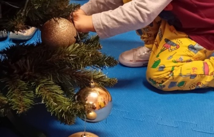 Dzieci ubierają choinkę