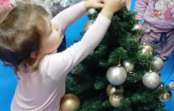 Dzieci ubierają choinkę