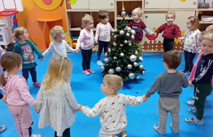 Dzieci ubierają choinkę