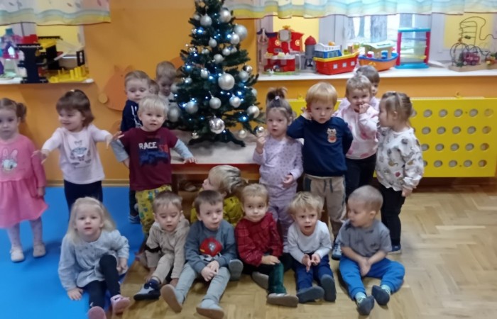 Dzieci ubierają choinkę