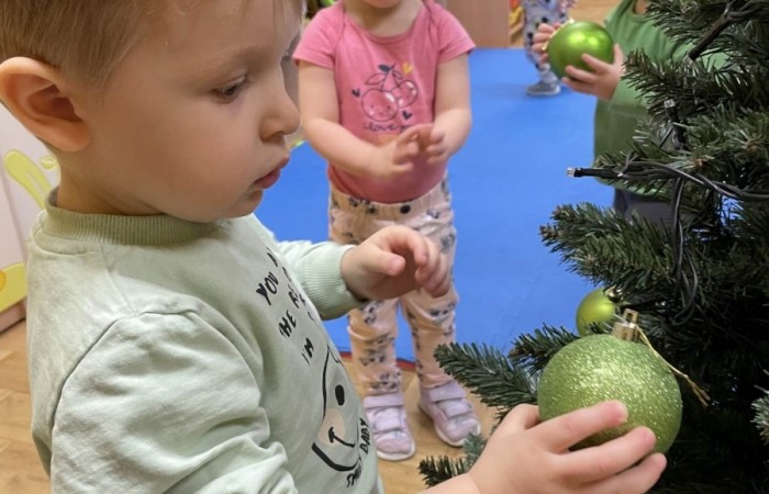 Dzieci ubierają choinkę