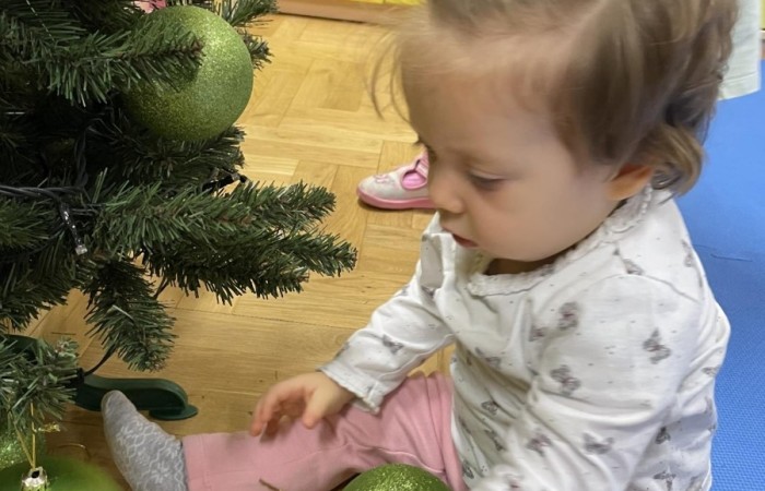 Dzieci ubierają choinkę