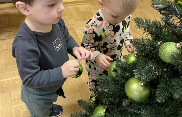 Dzieci ubierają choinkę