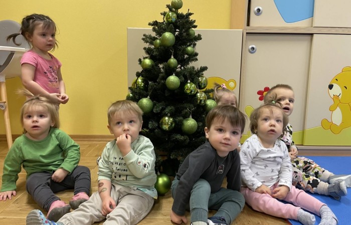 Dzieci ubierają choinkę