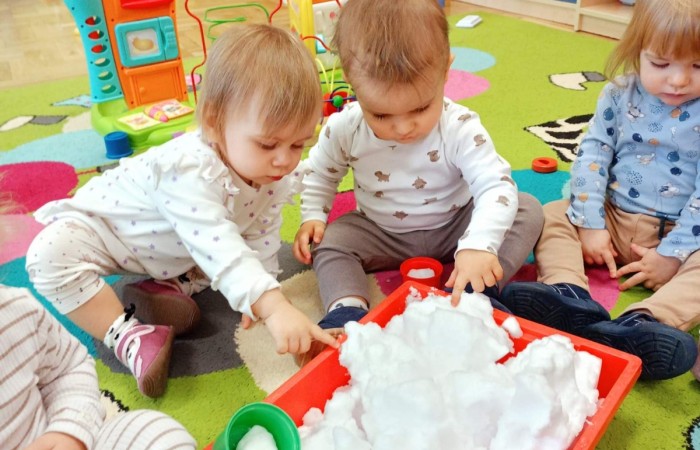 Zabawy śniegiem na Krasnalach