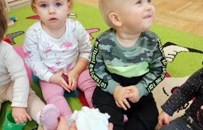 Zabawy śniegiem na Krasnalach