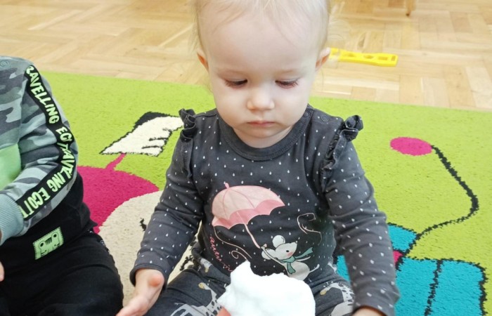 Zabawy śniegiem na Krasnalach