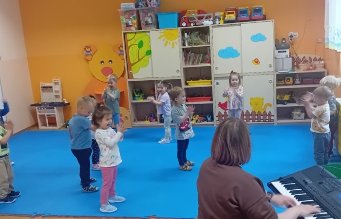 Misie na zajęciach rytmiki