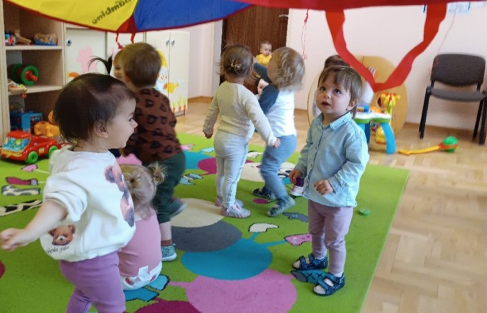 Zabawy z chustą animacyjną u Krasnali