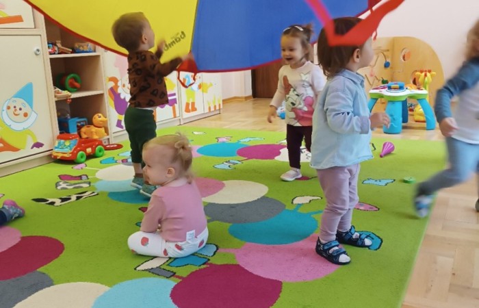 Zabawy z chustą animacyjną u Krasnali