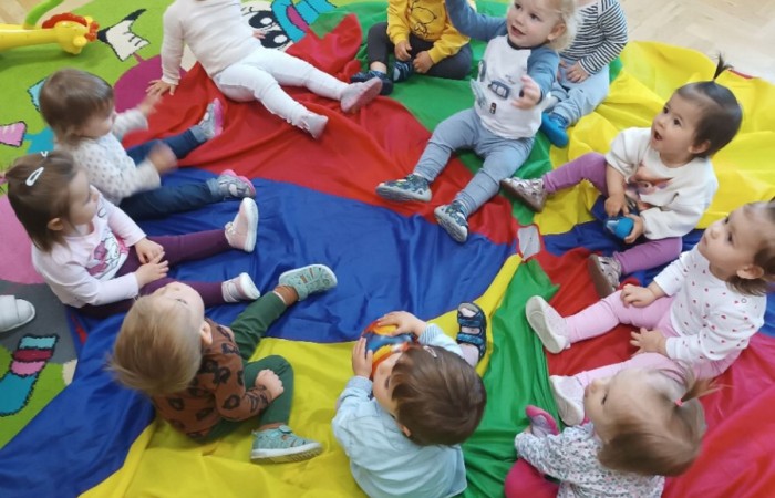 Zabawy z chustą animacyjną u Krasnali