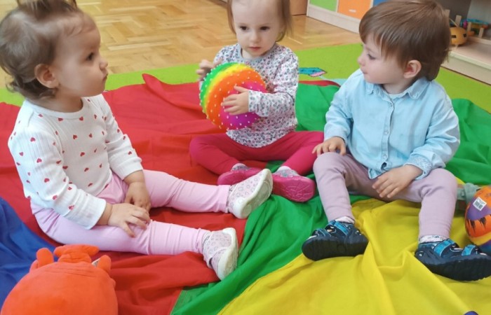 Zabawy z chustą animacyjną u Krasnali