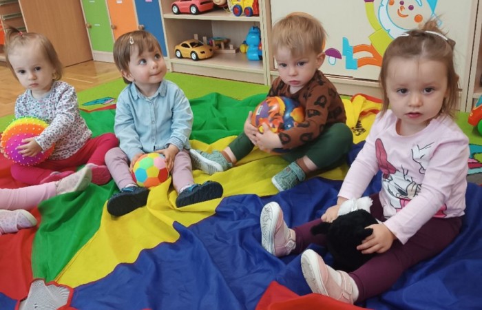 Zabawy z chustą animacyjną u Krasnali