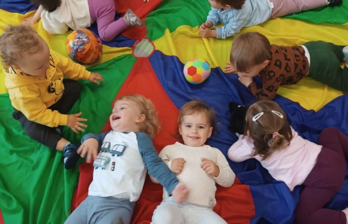 Zabawy z chustą animacyjną u Krasnali