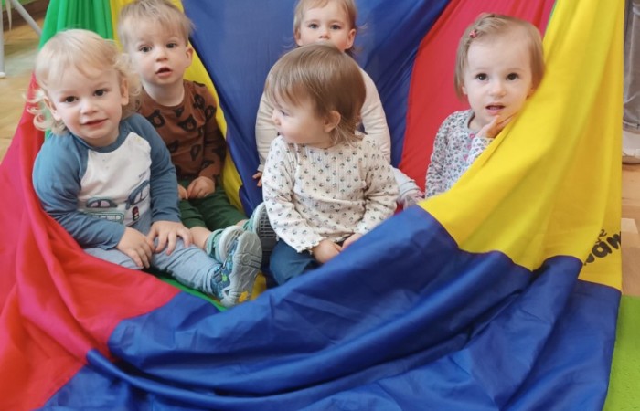 Zabawy z chustą animacyjną u Krasnali