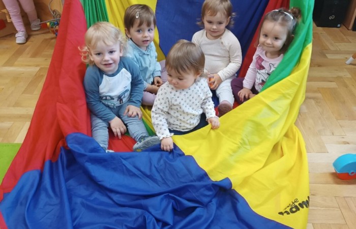 Zabawy z chustą animacyjną u Krasnali