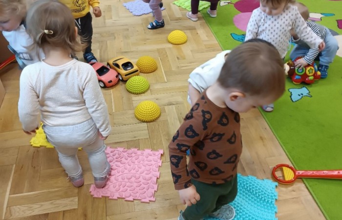 Zabawy z chustą animacyjną u Krasnali