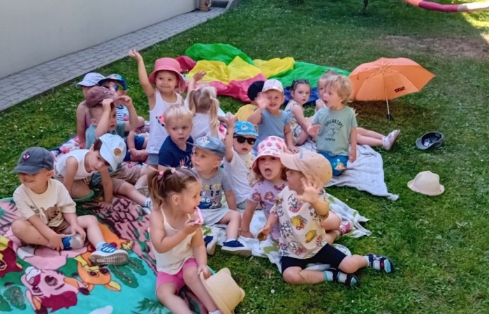 Piknik i zabawy w ogrodzie Misiów