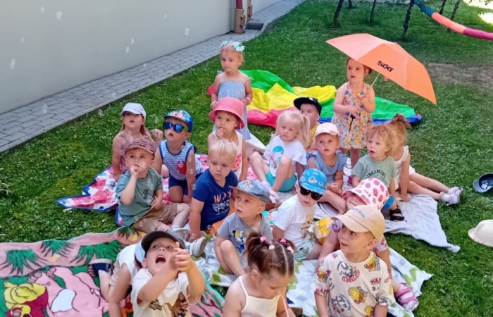 Piknik i zabawy w ogrodzie Misiów